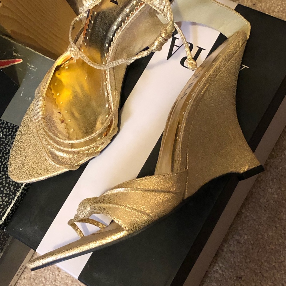 Gold wedges